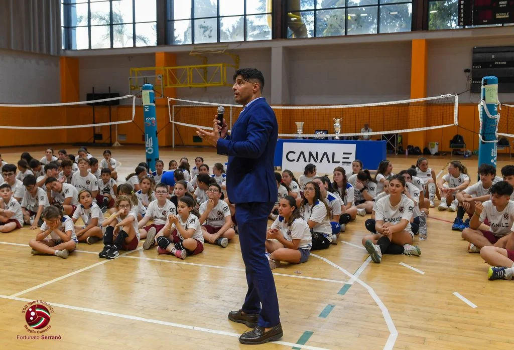 Giovani atleti del settore giovanile Domotek Volley durante un’attività in palestra