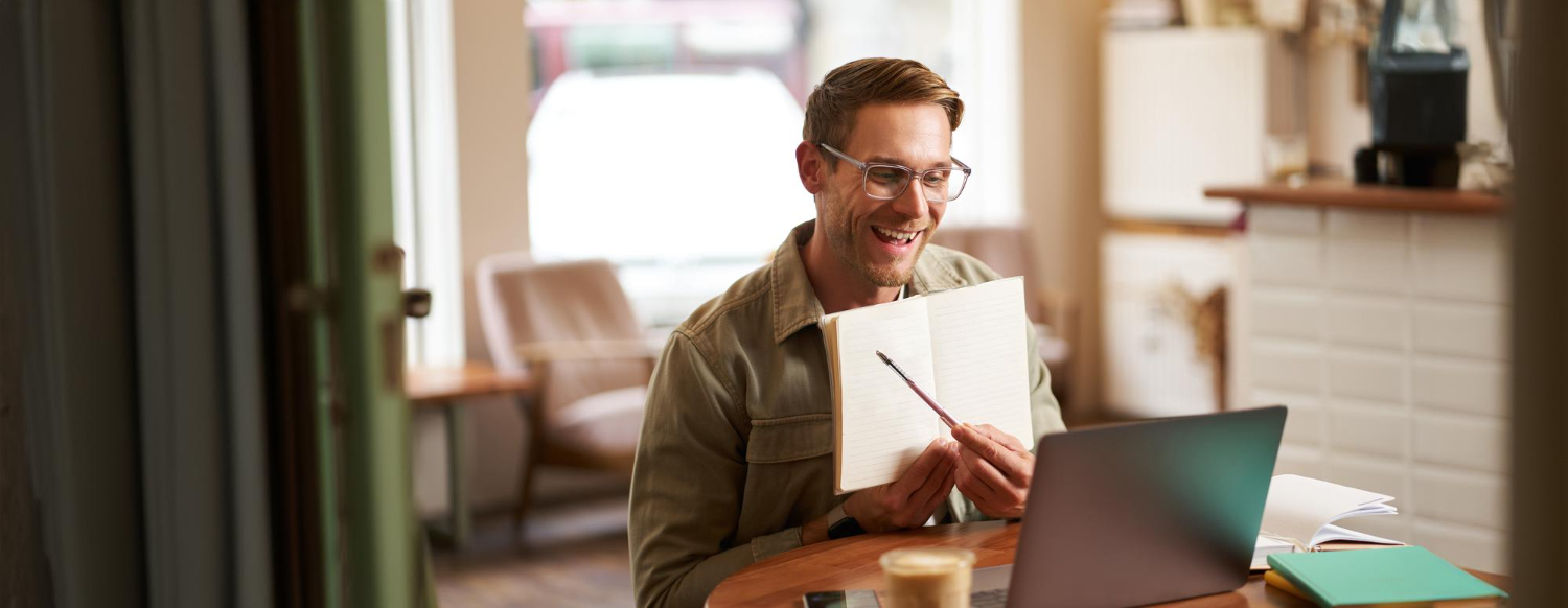 Adulto professionista al computer