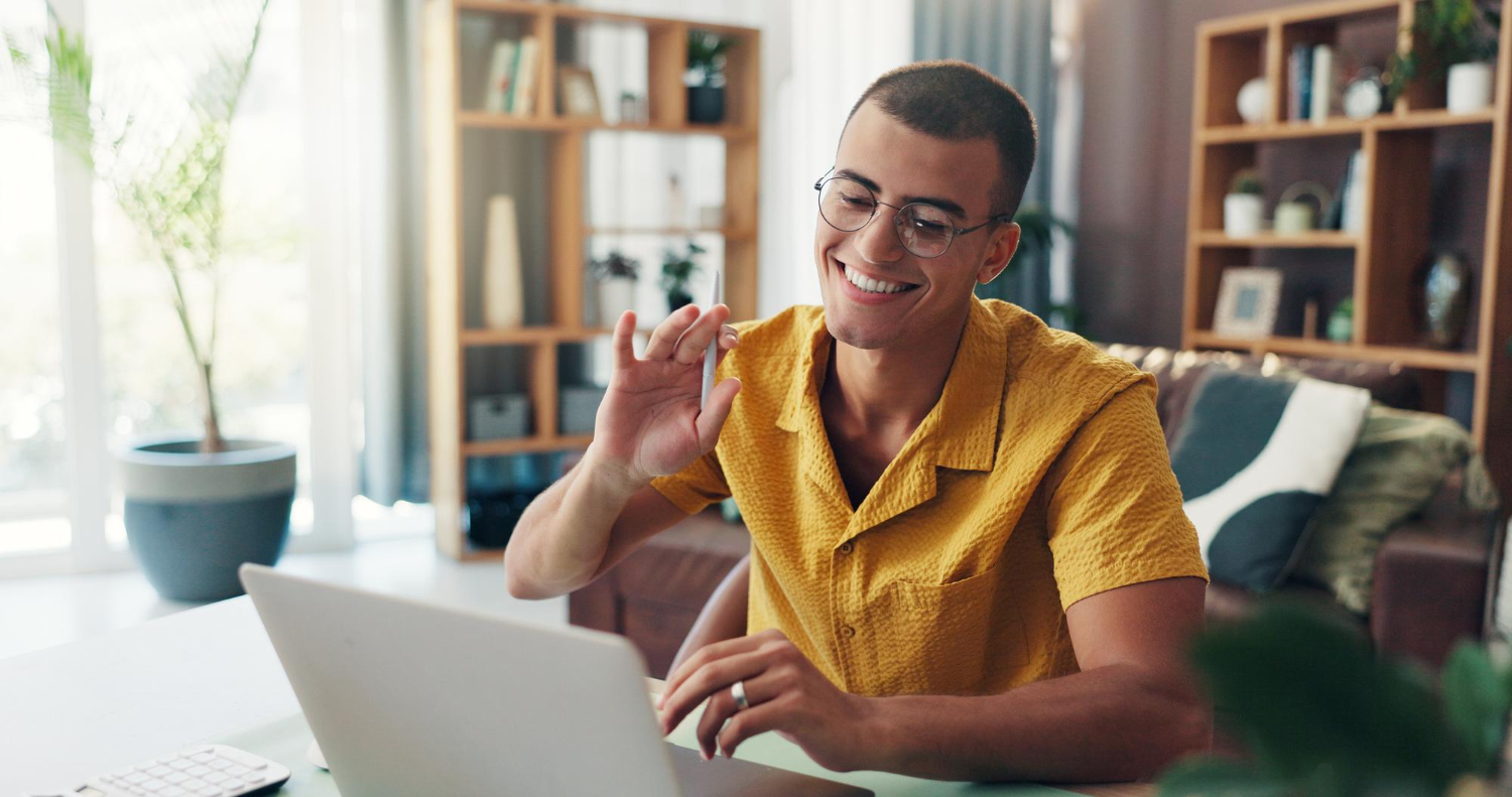 Professionista che segue una lezione di inglese online